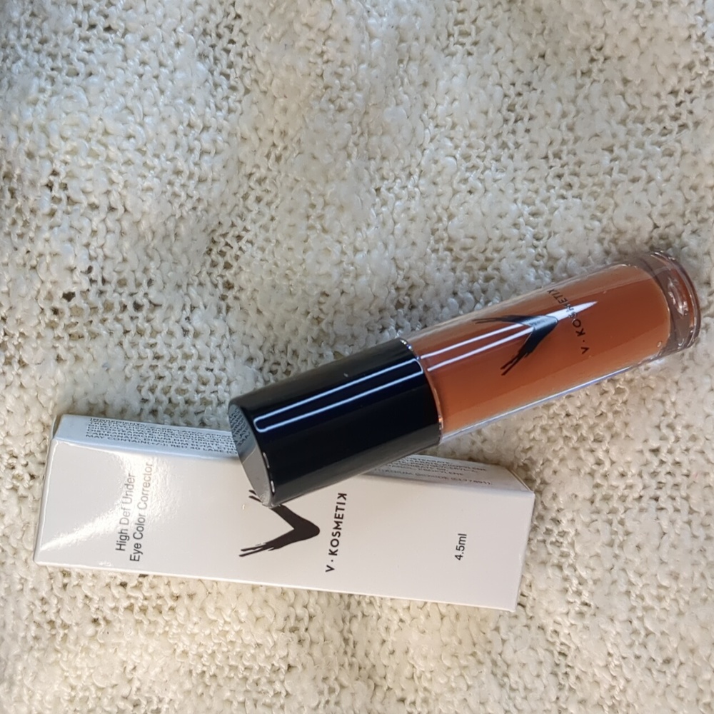 V KOSMETIK Under Eye Corrector in MANDARINE, 4.5ml/0.15fl oz